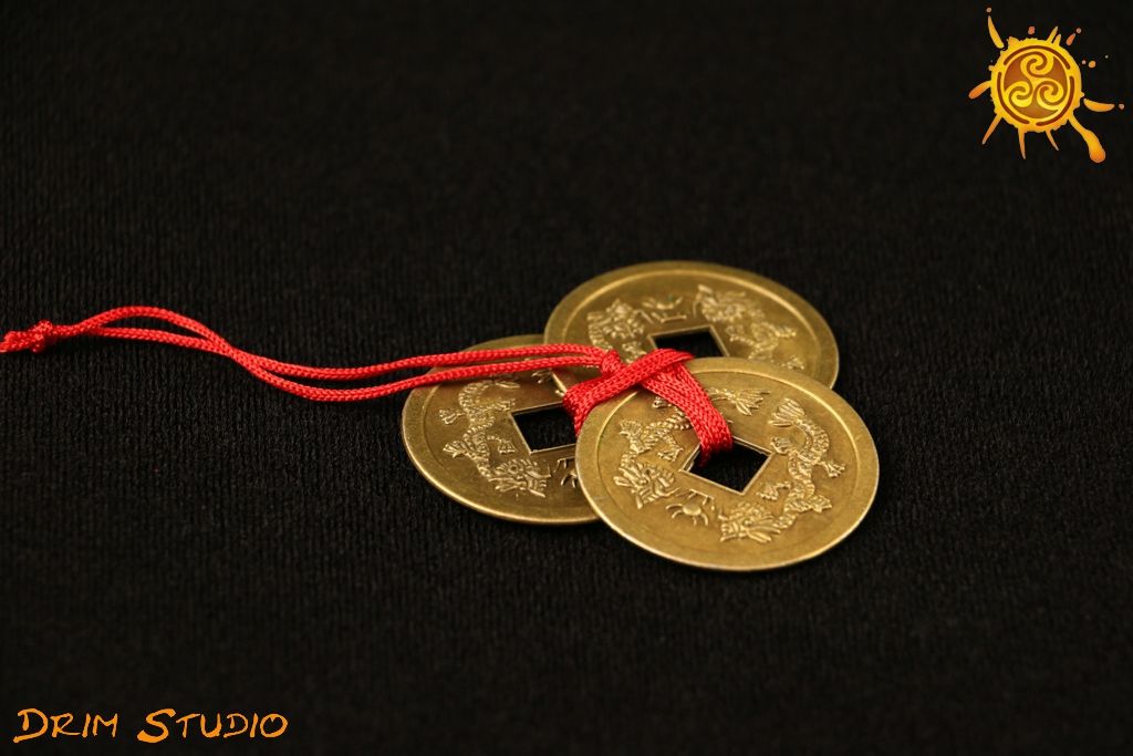 Trzy chińskie monety związane czerwonym sznureczkiem śr. 3,8cm