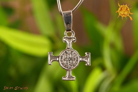 Wisiorek krzyż Świętego Benedykta srebro - silna ochrona energetyczna 