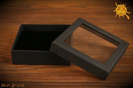 Pudełeczko na prezent kwadratowe z okienkiem 8,5x8,5cm CZARNE