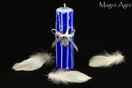 Niebieska Świeca z elementami białego z przywieszką w kształcie Płatka Śniegu - zapach lasu 