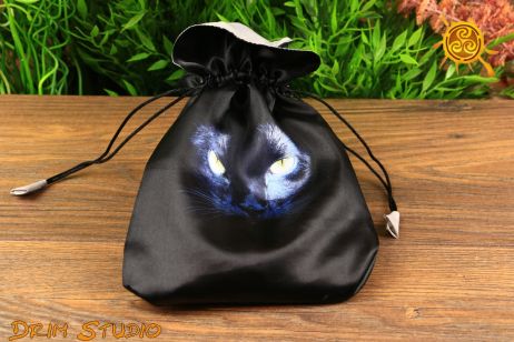 Woreczek satynowy z czarnym kotem na karty kamienie magiczne przedmioty